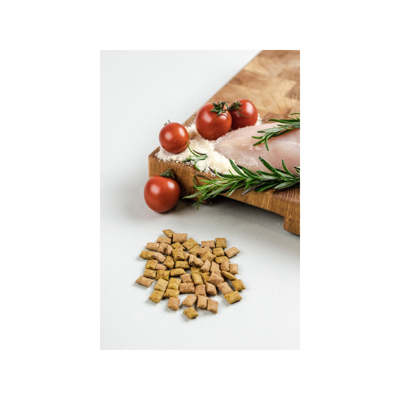 Ласощі для котів Savory Snack Chicken and Cheese 60 г (подушечки з куркою та сиром) (4820232631461)